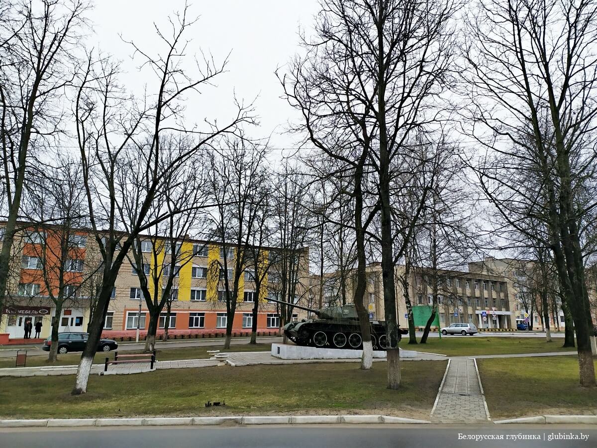 код кормы гомельской области. img 20200306 140545 27. код кормы гомельской области фото. код кормы гомельской области-img 20200306 140545 27. картинка код кормы гомельской области. картинка img 20200306 140545 27. Корма́ (белор. Карма ) — городской посёлок, административный центр Кормянского района Гомельской области Белоруссии. Расположен на реке Сож при впадении в неё реки Кормянки в 110 км от Гомеля, 55 км от железнодорожной станции Рогачёв на линии Могилёв—Жлобин, автодорогами соединён с Чечерском и с автодорогами Бобруйск—Кричев и Гомель—Могилёв. Население 6,2 тыс. чел. (2006).