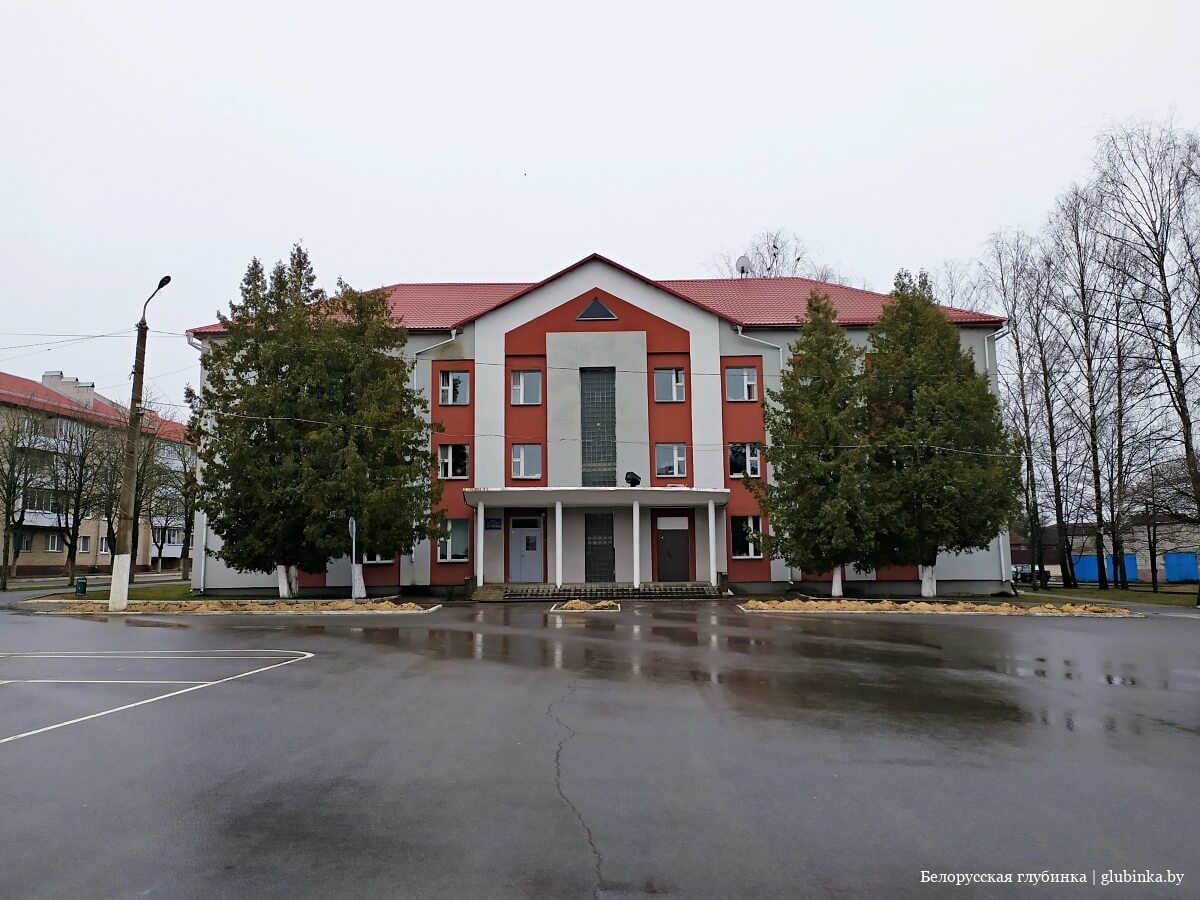 код кормы гомельской области. img 20200306 140823 21. код кормы гомельской области фото. код кормы гомельской области-img 20200306 140823 21. картинка код кормы гомельской области. картинка img 20200306 140823 21. Корма́ (белор. Карма ) — городской посёлок, административный центр Кормянского района Гомельской области Белоруссии. Расположен на реке Сож при впадении в неё реки Кормянки в 110 км от Гомеля, 55 км от железнодорожной станции Рогачёв на линии Могилёв—Жлобин, автодорогами соединён с Чечерском и с автодорогами Бобруйск—Кричев и Гомель—Могилёв. Население 6,2 тыс. чел. (2006).