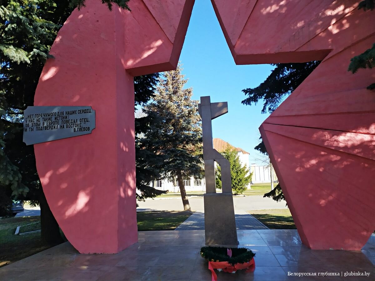 Памятник погибшим в сво. Памятники и статуи в Иркутске. Памятник погибшим на дороге. Памятники около дорог.